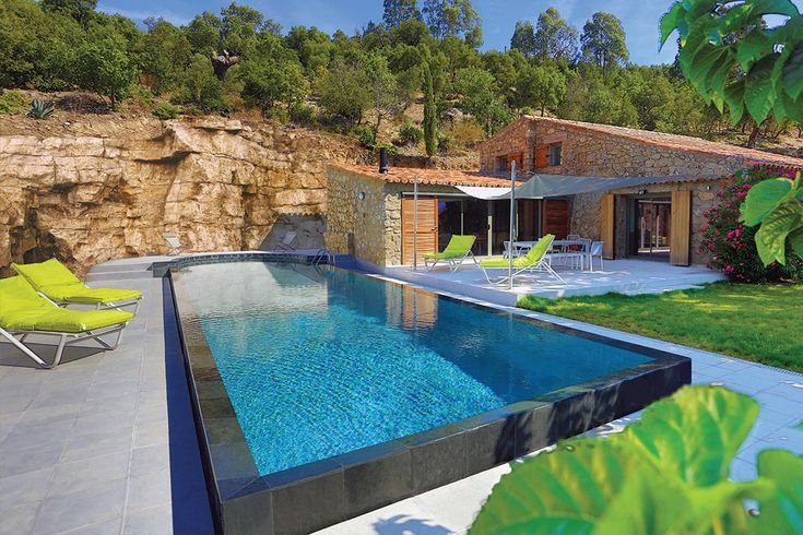 La Piscine Semi-Enterrée en Béton