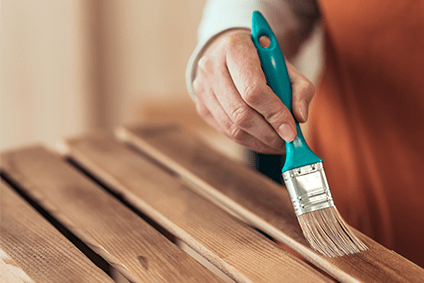 peinture sur bois vernis