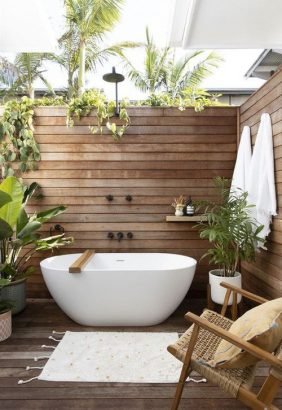 salle de bain extérieur solaire