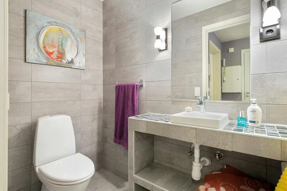 tableau dans salle de bain