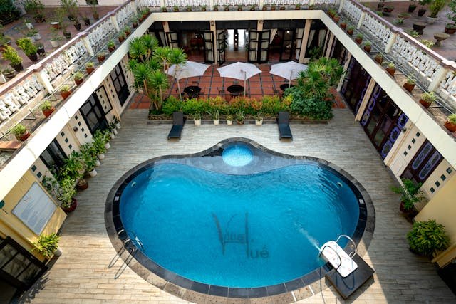La Piscine Semi-Enterrée en Béton
