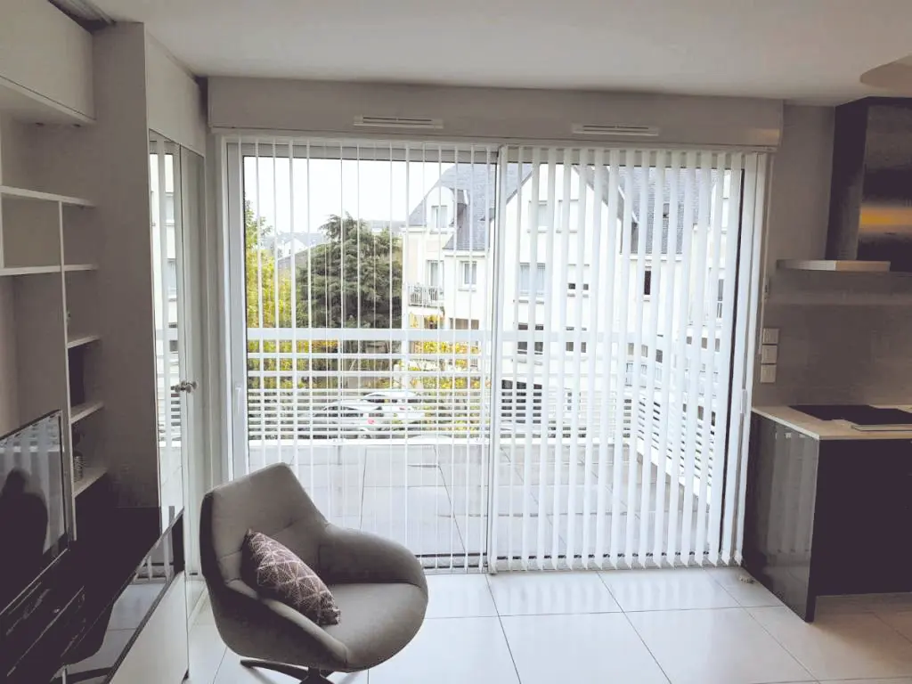 store sur baie vitrée