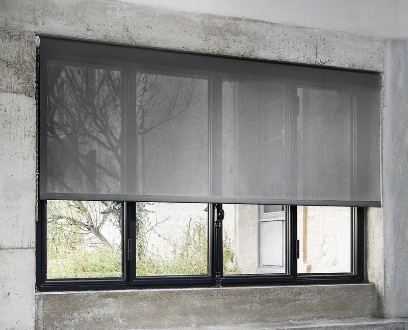 store sur baie vitrée