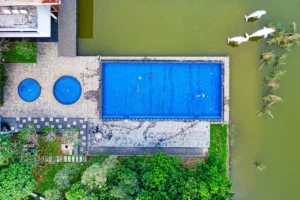 piscine hors sol aménagée terrasse jardin verdure