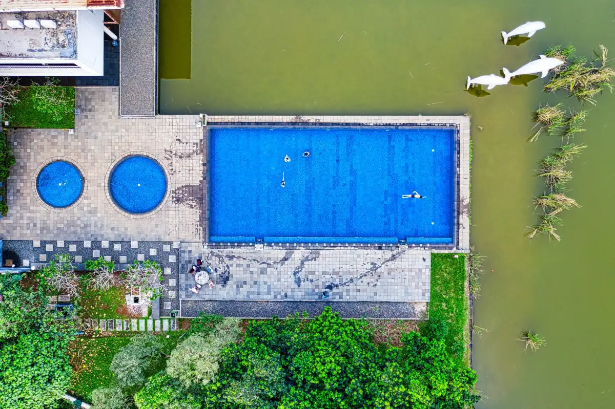piscine hors sol aménagée terrasse jardin verdure