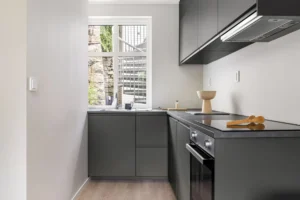 Petite cuisine 4m2 bien aménagée avec rangements malins et gain de place
