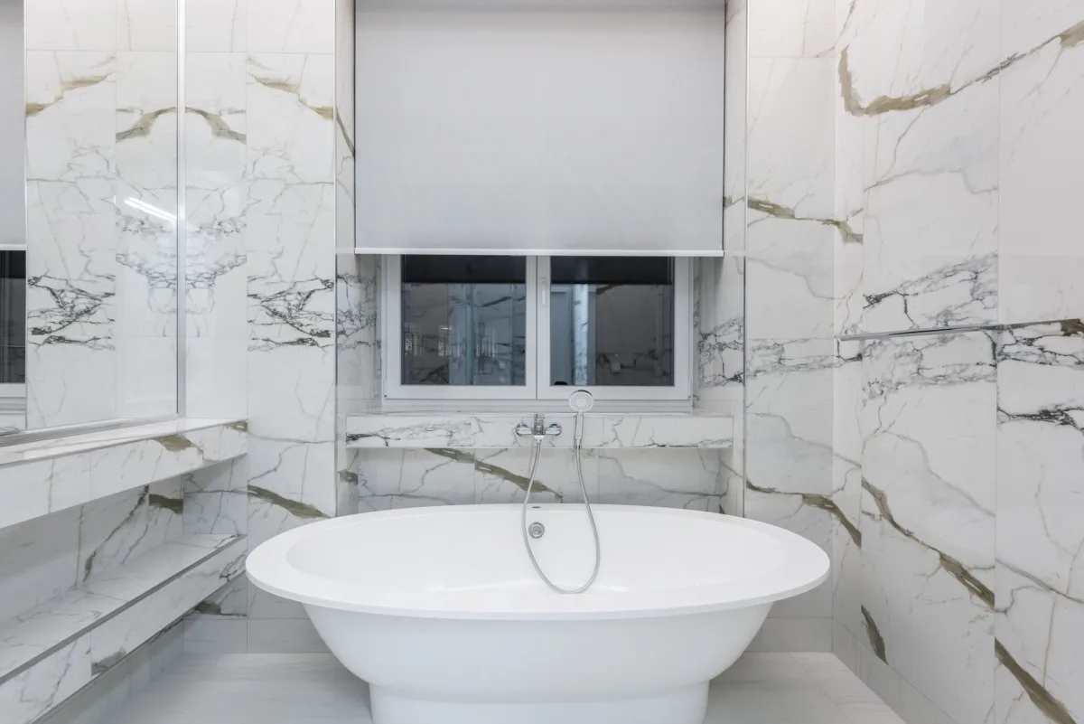 baignoire îlot blanche salle de bain design luxe