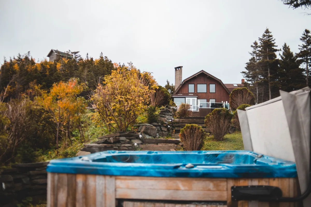 Bain nordique en bois installé dans un jardin