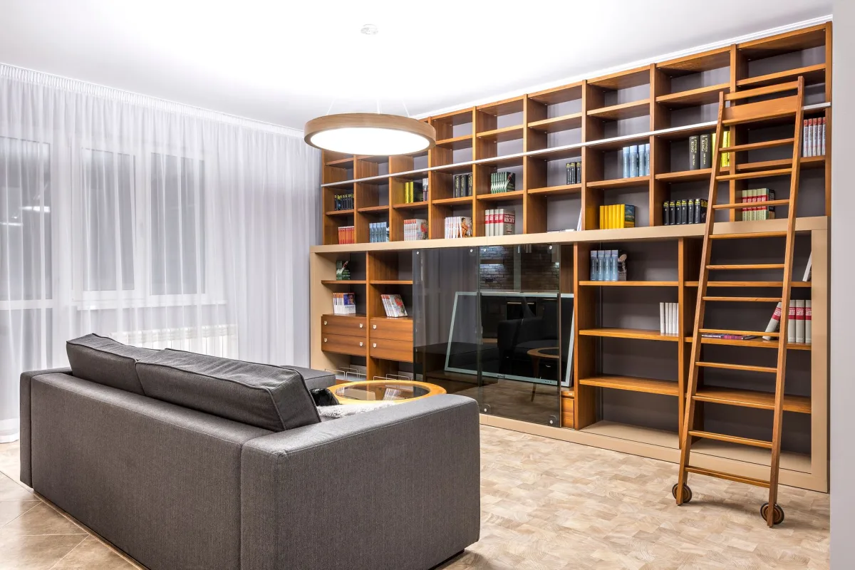bibliothèque sur mesure sol plafond bois blanc salon