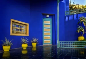 Mur accent bleu Majorelle dans un intérieur moderne et audacieux
