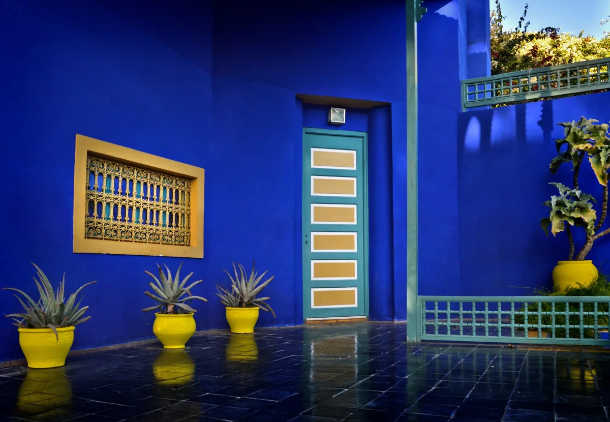 Mur accent bleu Majorelle dans un intérieur moderne et audacieux
