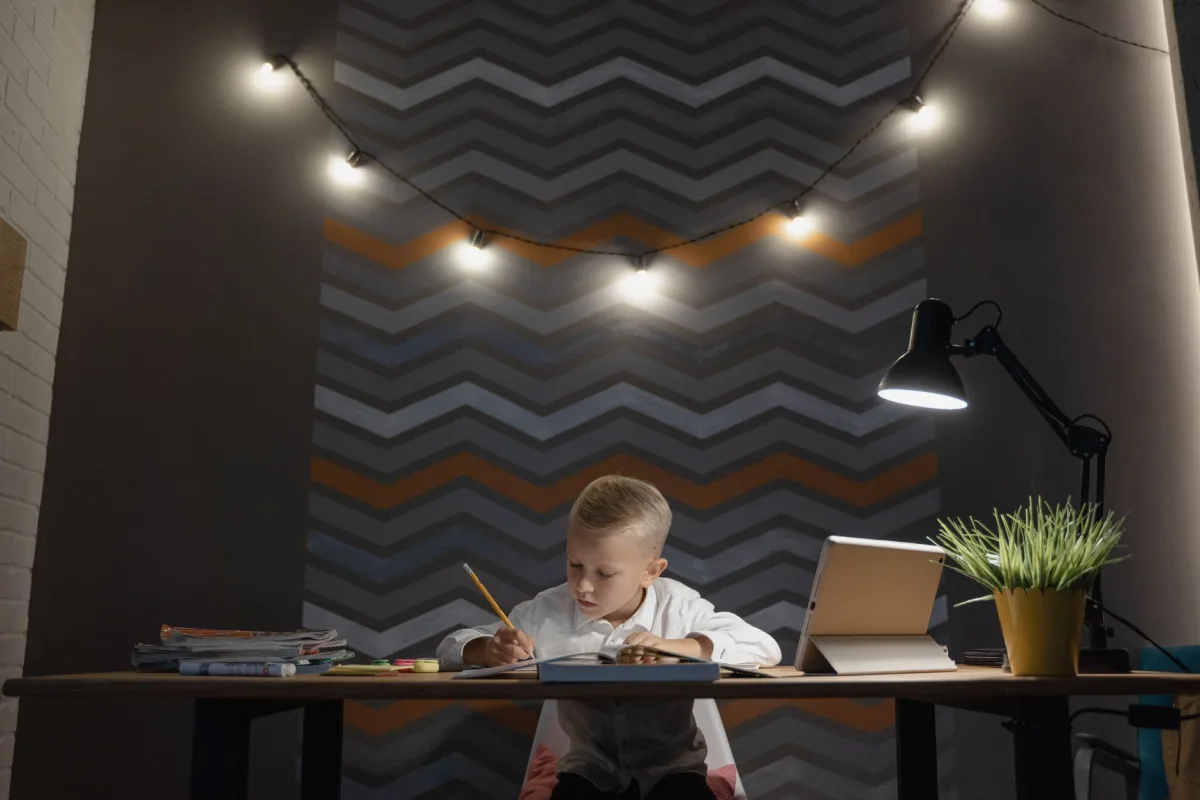 Coin devoirs enfant bien organisé avec bureau et fournitures scolaires