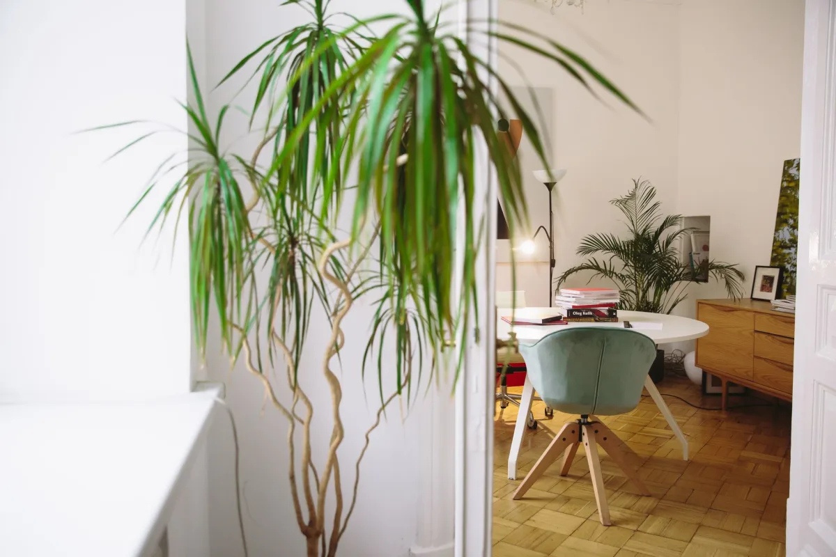 Coin télétravail aménagé dans un salon moderne avec bureau compact