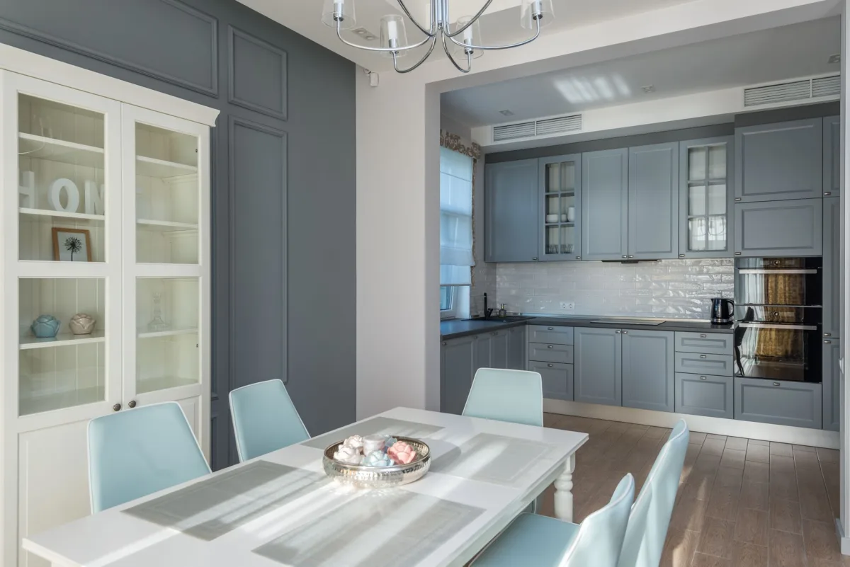 Tendances couleurs cuisine 2026 : vert sauge, bleu marine et bicolore