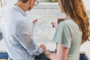 Crédence adhésive carrelage en pose facile pour relooker une cuisine sans travaux