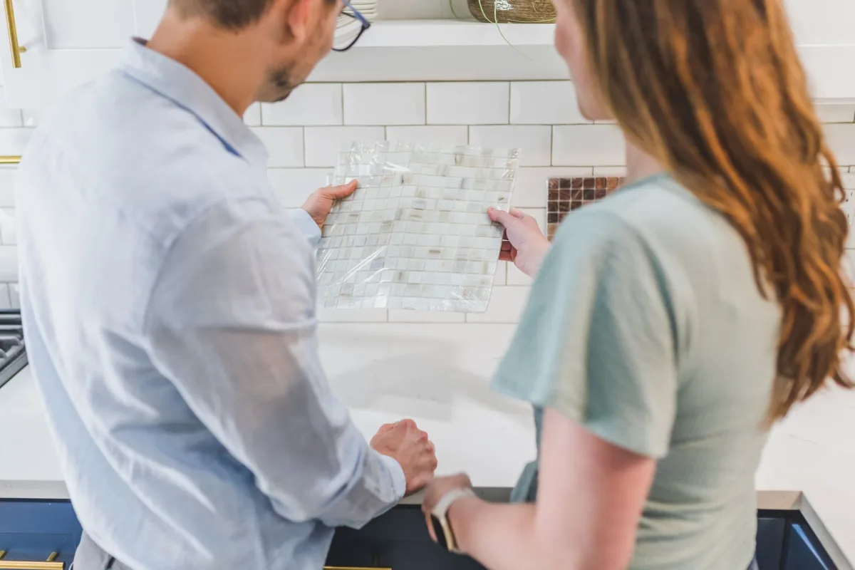 Crédence adhésive carrelage en pose facile pour relooker une cuisine sans travaux