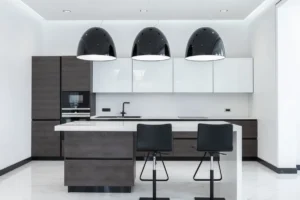 Cuisine noire et bois avec ilot central moderne