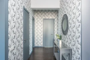 Entrée et couloir décorés avec style, miroir et console moderne