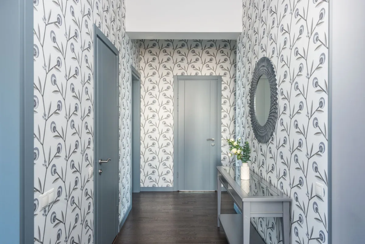 Entrée et couloir décorés avec style, miroir et console moderne