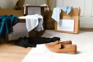 Méthode de désencombrement maison avec cartons de tri organisés