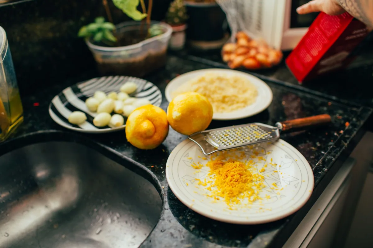 Ingredients naturels pour desodorisant maison bicarbonate citron agrumes fond blanc