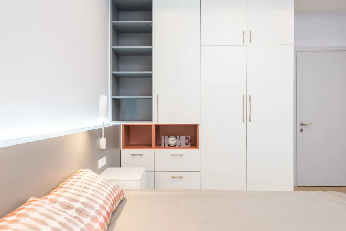 Dressing aménagé dans un petit espace