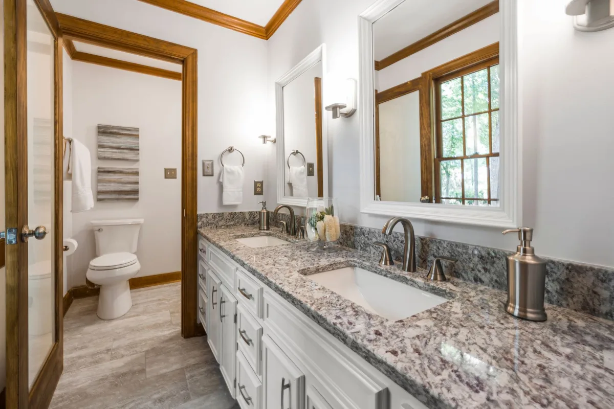 Double vasque en bois blanc moderne dans une salle de bain épurée