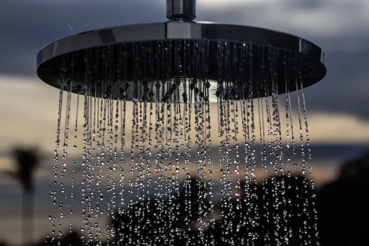 Double tête de douche dans une douche à l’italienne