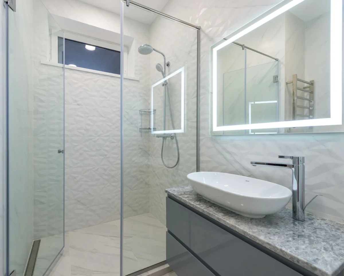 Douche double à l’italienne dans une salle de bain moderne