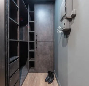 Dressing malin dans une petite chambre avec rangements optimisés