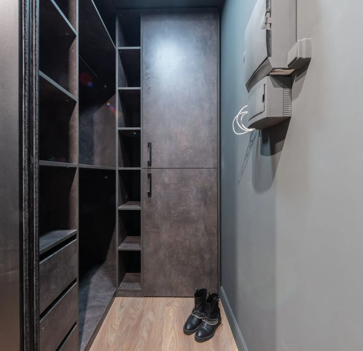 Dressing malin dans une petite chambre avec rangements optimisés