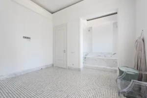 Nettoyage et traitement anti-moisissure sur un mur de salle de bain