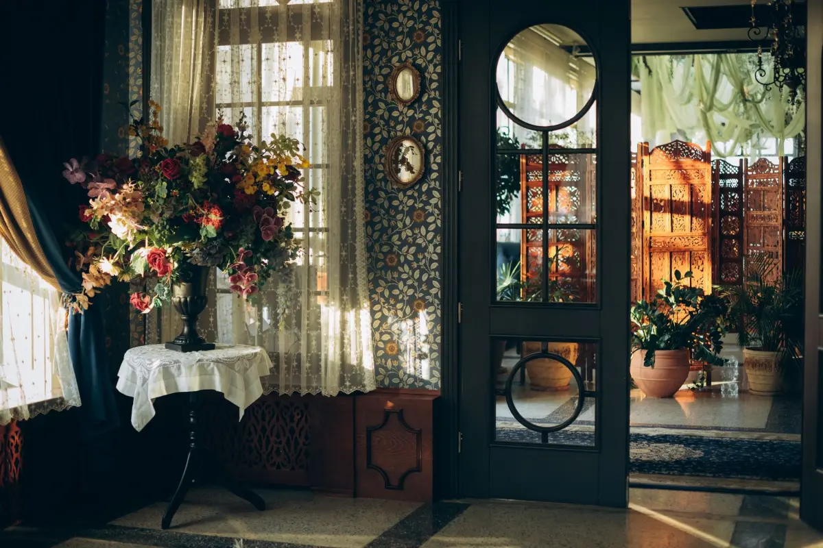 Salon grandma chic avec mobilier vintage fleuri et ambiance cosy maximalist