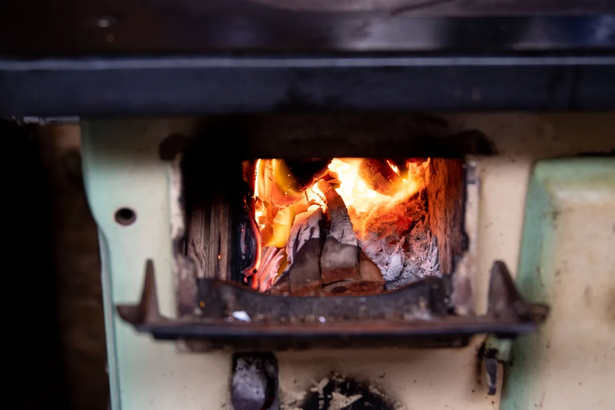 Insert à bois en fonctionnement, rendement amélioré