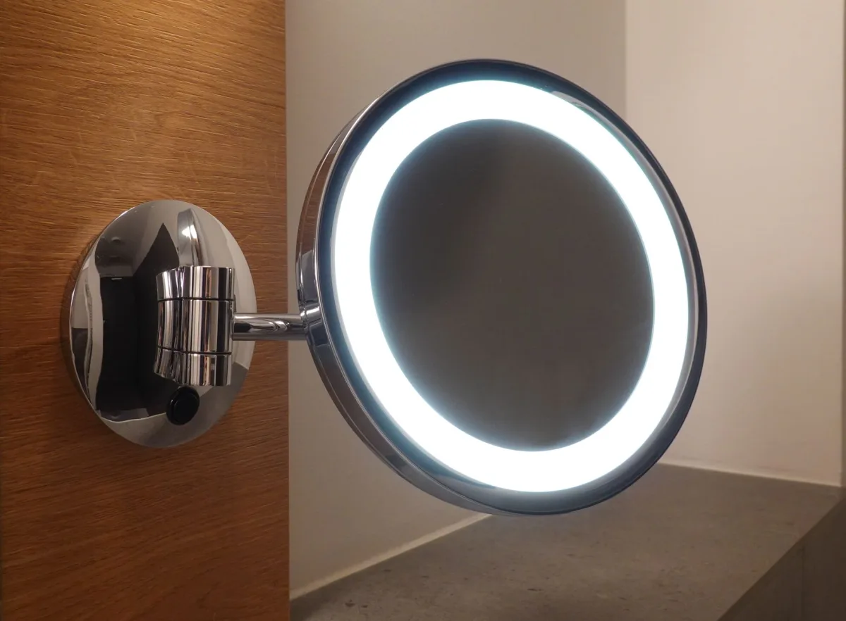 miroir LED salle de bain lumière blanche moderne