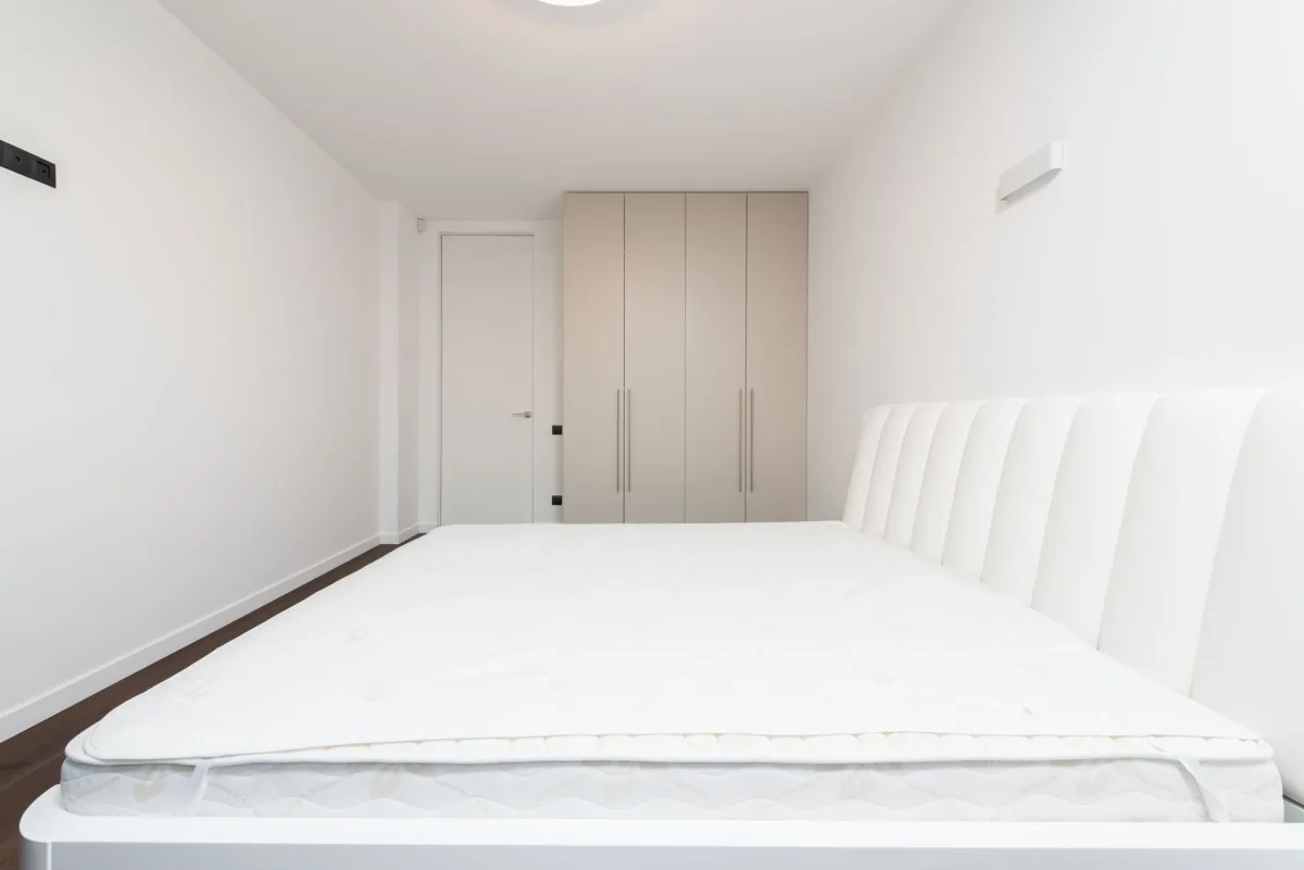 matelas propre chambre blanche