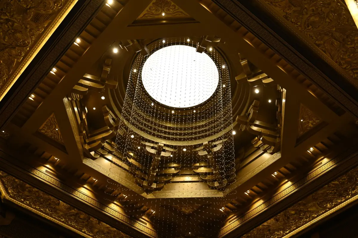 Intérieur néo Art déco moderne avec motifs géométriques et touches dorées