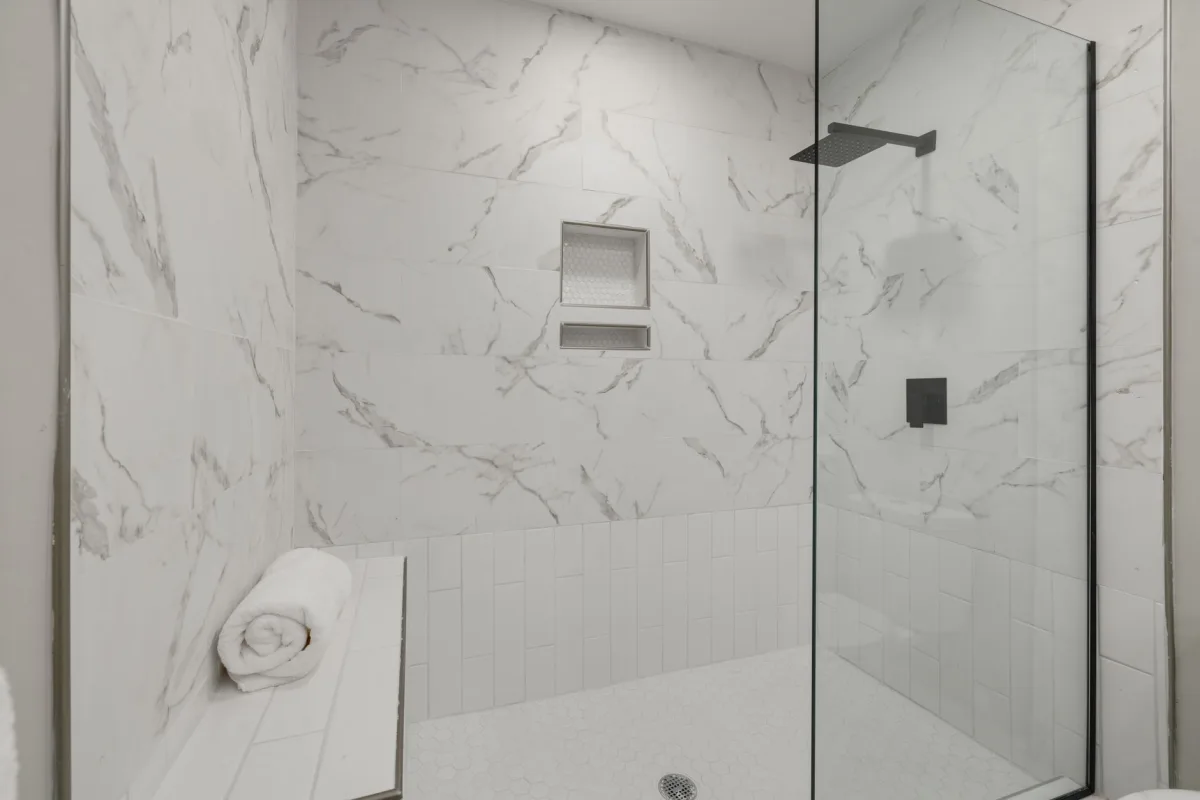 niche de douche encastrée carrelage gris moderne