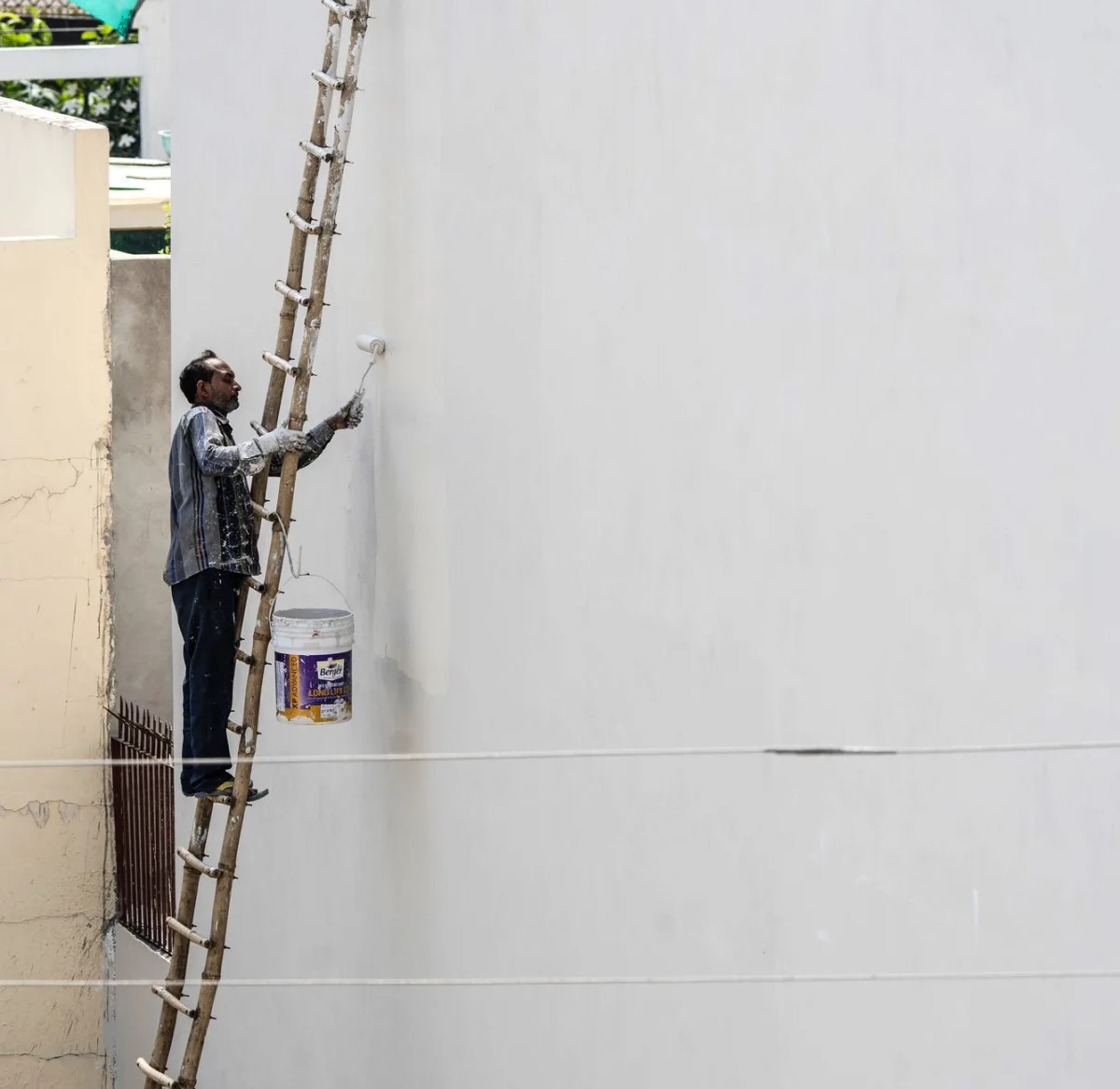Application de la peinture à la chaux sur un mur extérieur