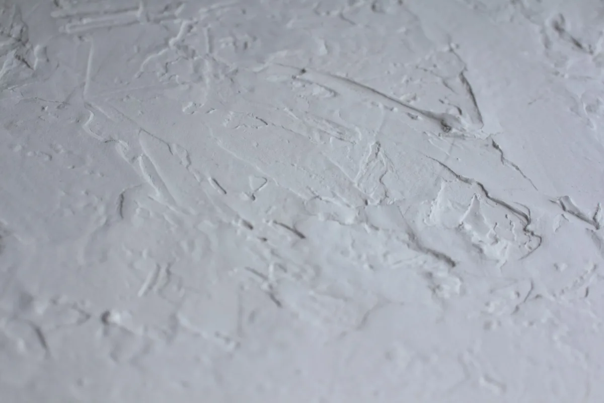 Texture minérale caractéristique d’une façade à la chaux