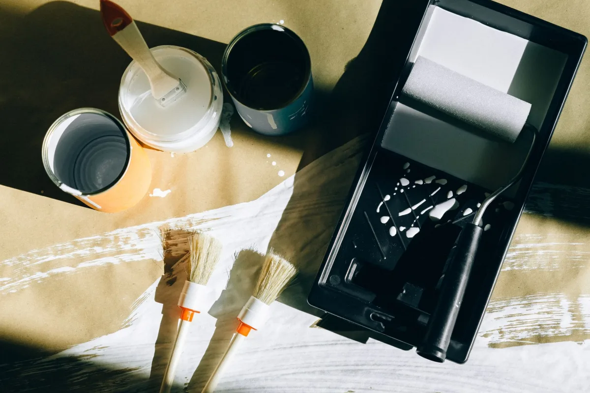 Application de peinture sur une plinthe en bois