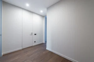 Plinthes en bois fraîchement peintes