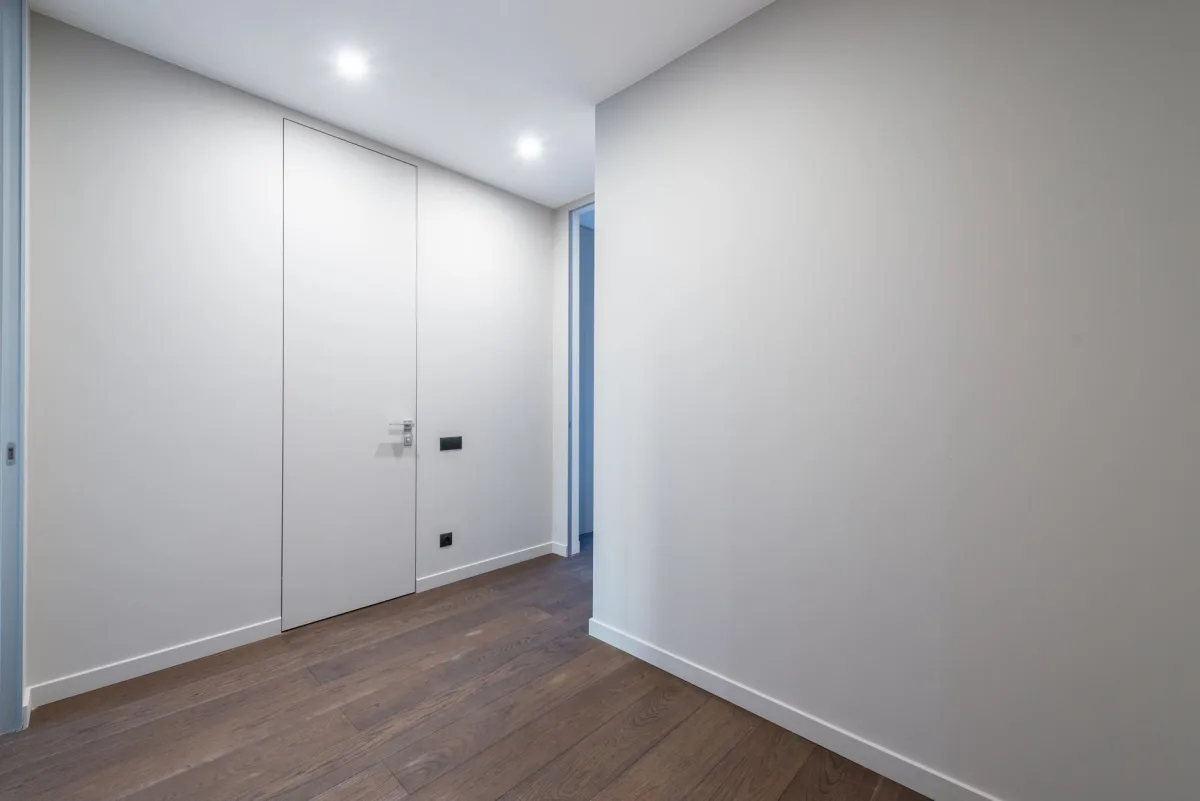 Plinthes en bois fraîchement peintes