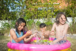 grande piscine gonflable jardin famille