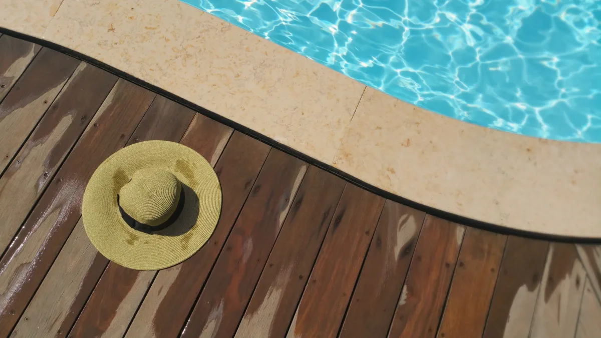Aménagement autour d’une piscine semi-enterrée