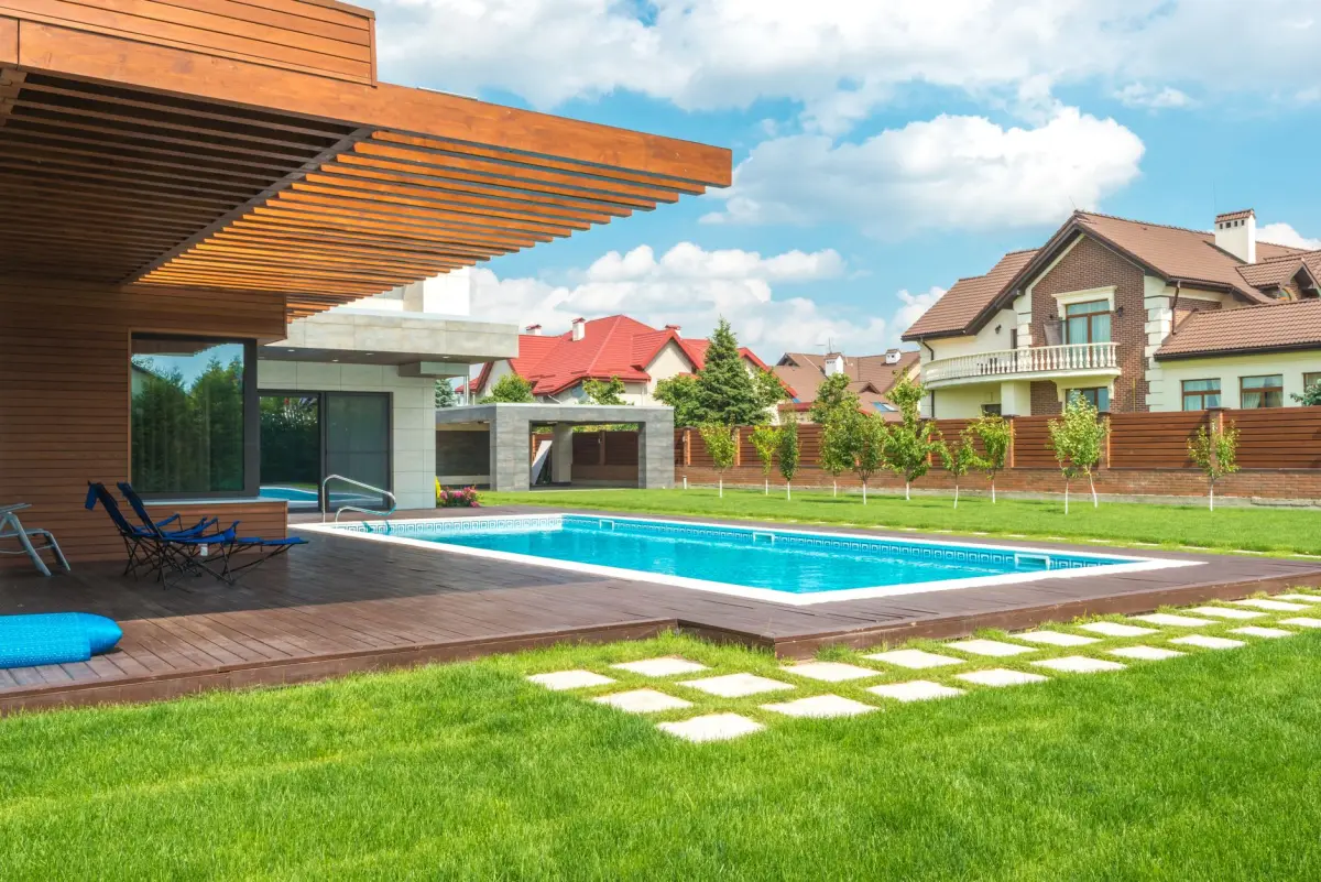 piscine semi-enterrée béton plage terrasse bois jardin