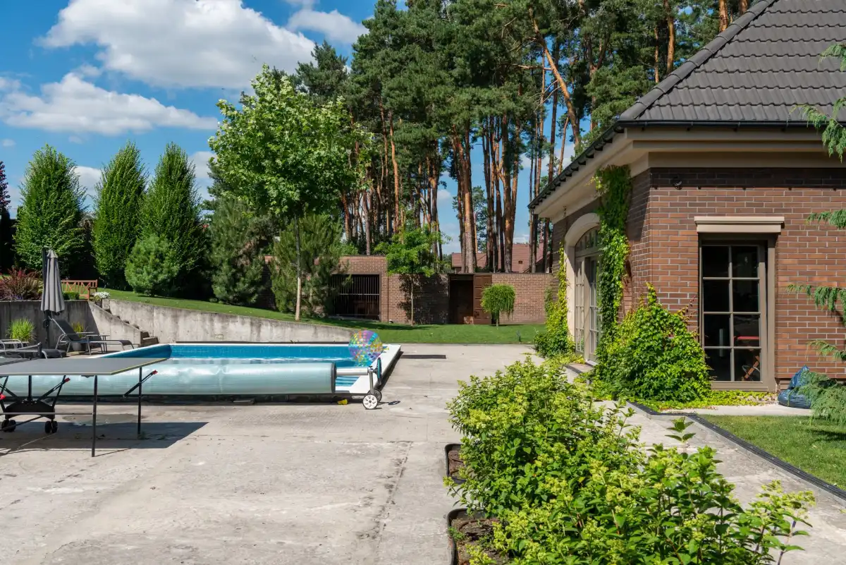 Piscine semi-enterrée en béton dans un jardin
