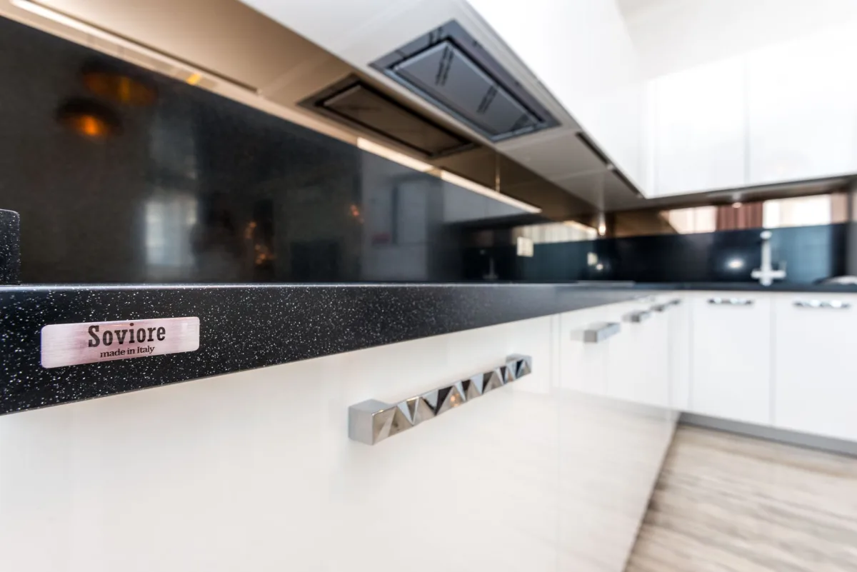 plan de travail granit noir cuisine design