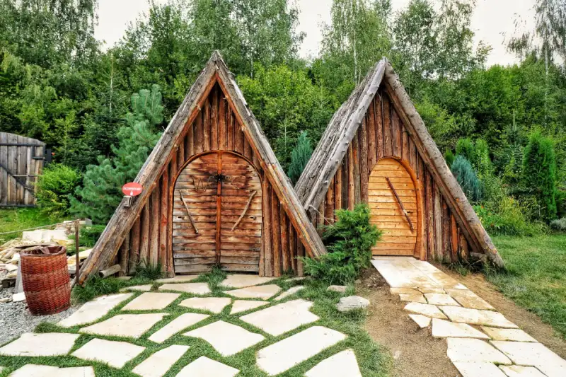 Construction en bois d’un pool house de jardin