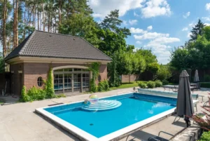 Pool house moderne au bord d’une piscine